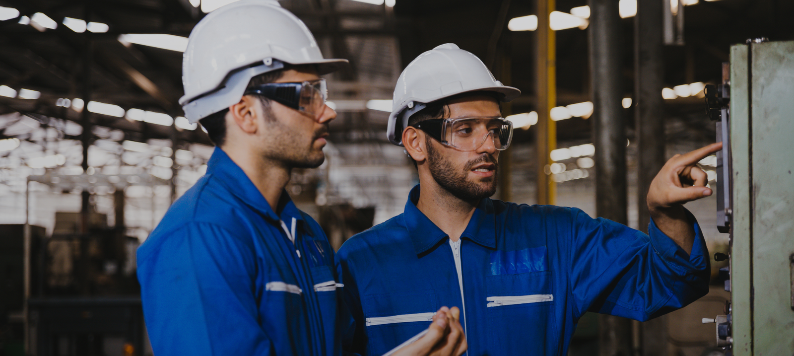 Técnicos discutindo sobre a consultoria em segurança do trabalho