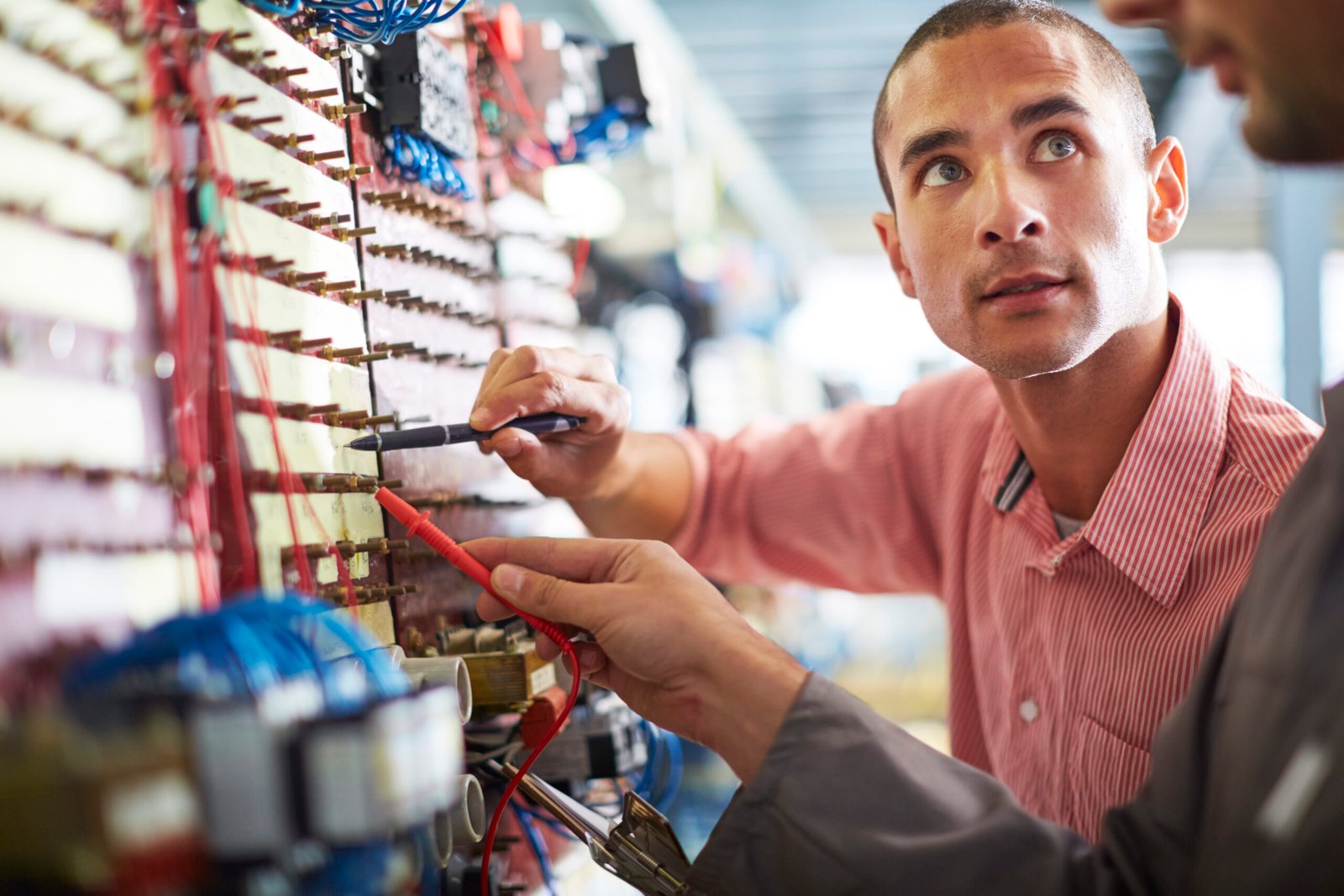 Engenheiros trabalhando com Engenharia Elétrica