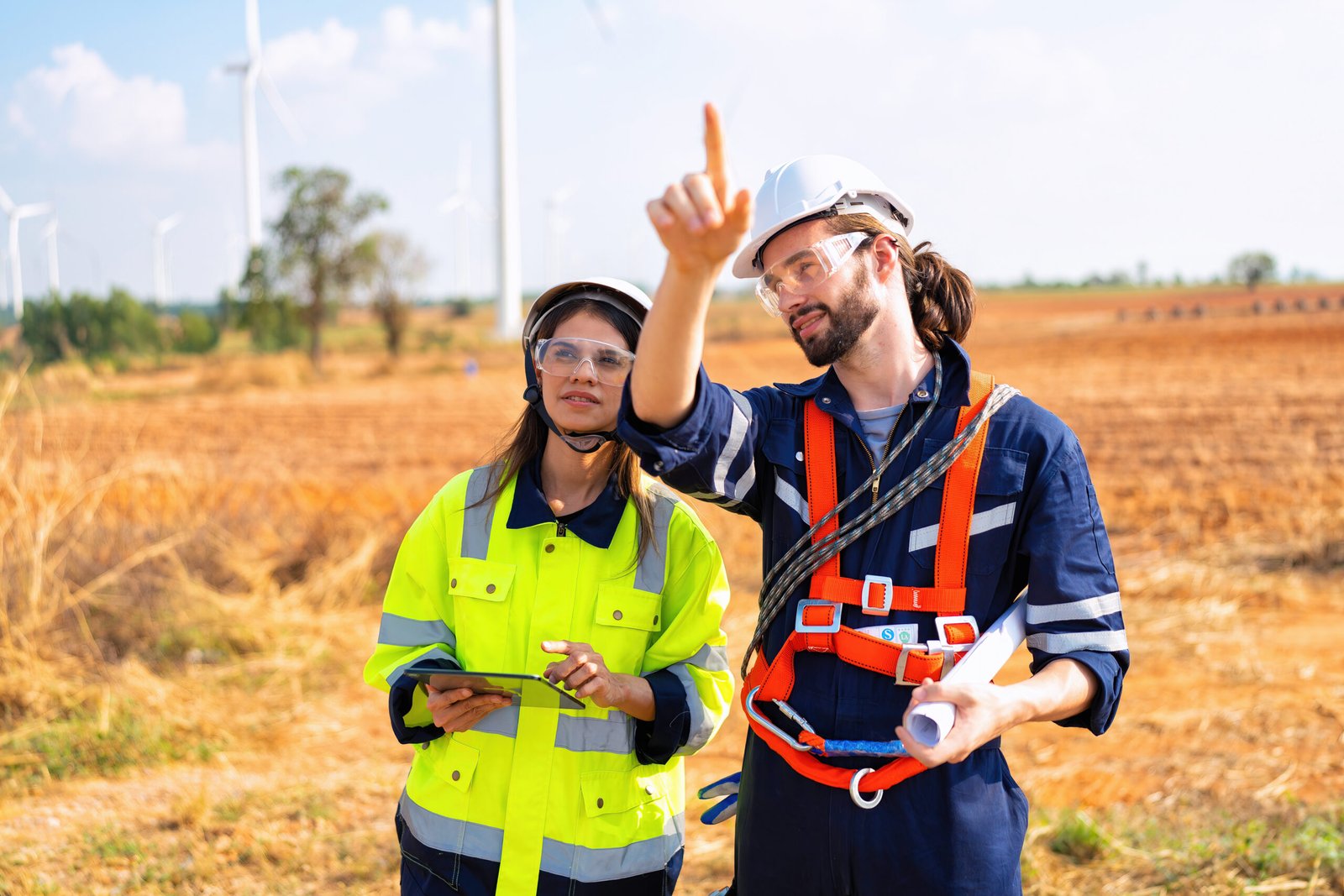 Engenheiro elaborando projeto